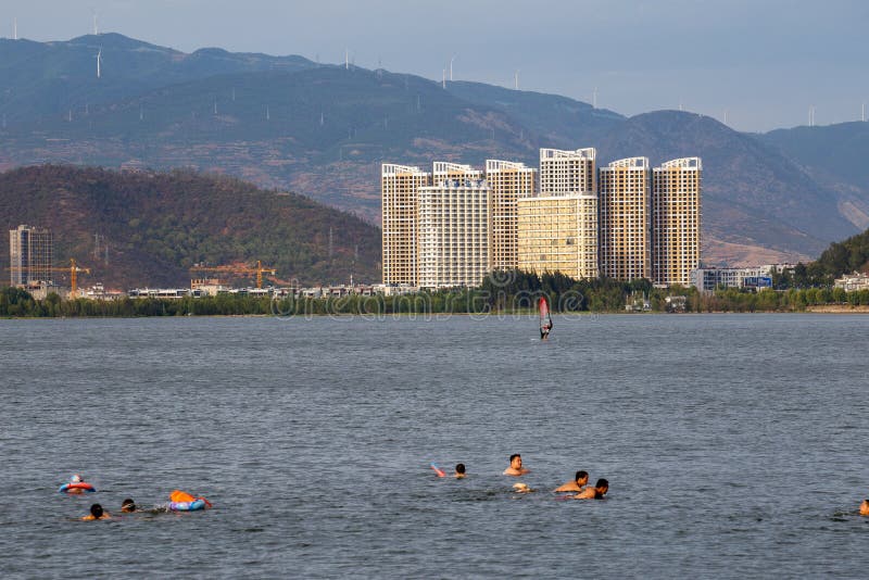 Πόλη όχθεων της λίμνης του Δαλιού, σε Yunnan της Κίνας στοκ φωτογραφία με δικαίωμα ελεύθερης χρήσης Πόλη όχθεων της λίμνης του Δαλιού, σε Yunnan της Κίνας στοκ φωτογραφία με δικαίωμα ελεύθερης χρήσης