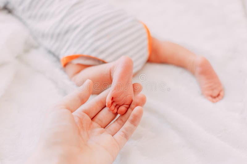 πόδια του νεογέννητου μωρού στο mother& x27 χέρι του s στοκ φωτογραφία πόδια του νεογέννητου μωρού στο mother& x27 χέρι του s στοκ φωτογραφία