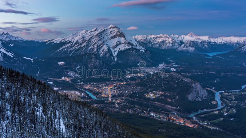 πόλη banff dusk για να φωτίσει τη νυχτερινή θέα σκηνικού στη χιονισμένη χειμερινή σεζόν