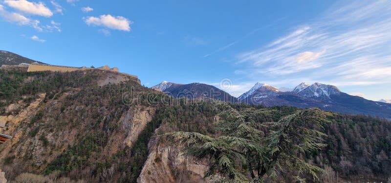 πόλη briancon στη γαλλία θέρετρο σκι και μνημείο κληρονομιάς unesco. το briancon είναι ο μοναδικός υπονομός του διαμερίσματος hautesalpes στην περιοχή provencealpescote dazur στη νοτιοανατολική γαλλία. είναι η υψηλότερη πόλη στη γαλλία σε υψόμετρο 1 326 μέτρων βάσει του εθνικού ορισμού ως κοινότητα που περιέχει περισσότερους από 2 000 κατοίκους