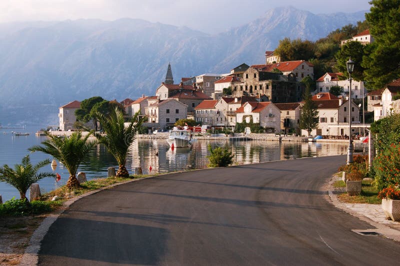 Πόλη Perast Μαυροβούνιο Πόλη, νερό στοκ φωτογραφίες Πόλη Perast Μαυροβούνιο Πόλη, νερό στοκ φωτογραφίες