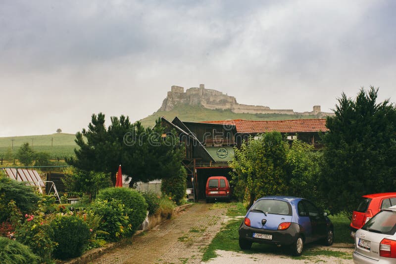 Πόλη και Spis Castle Spissky Podhradie Spisske hrad, άποψη περιοχών Presov, της Σλοβακίας στις 17 Ιουνίου 2016 από το ξενοδοχείο στοκ φωτογραφίες με δικαίωμα ελεύθερης χρήσης Πόλη και Spis Castle Spissky Podhradie Spisske hrad, άποψη περιοχών Presov, της Σλοβακίας στις 17 Ιουνίου 2016 από το ξενοδοχείο στοκ φωτογραφίες με δικαίωμα ελεύθερης χρήσης