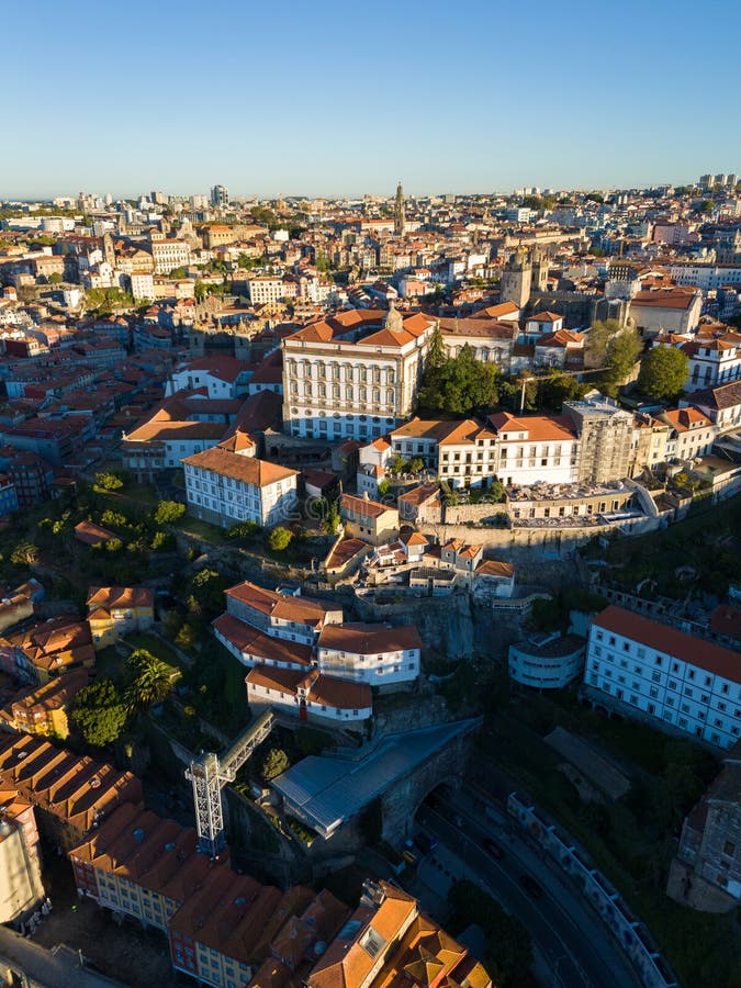 πόλη πόρτο την ηλιόλουστη ημέρα. επισκοπικό παλάτι. εναέρια άποψη στοκ φωτογραφίες