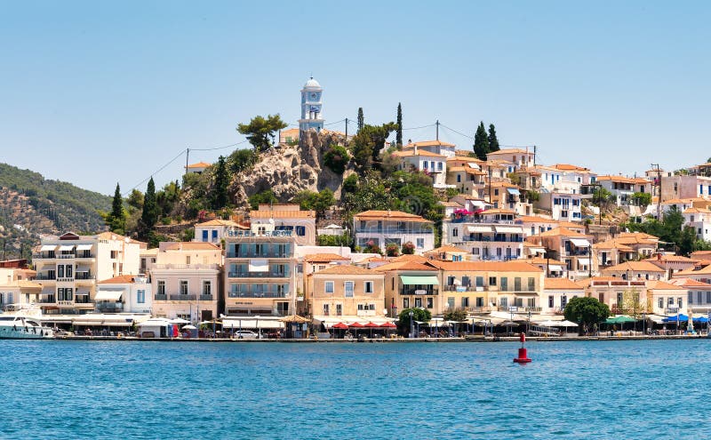 πόρος ελλάδα 28 ιουνίου 2023. προβολή στο νησί πόρο με τους ντόπιους και τους τουρίστες που απολαμβάνουν το καλοκαίρι. στοκ εικόνα