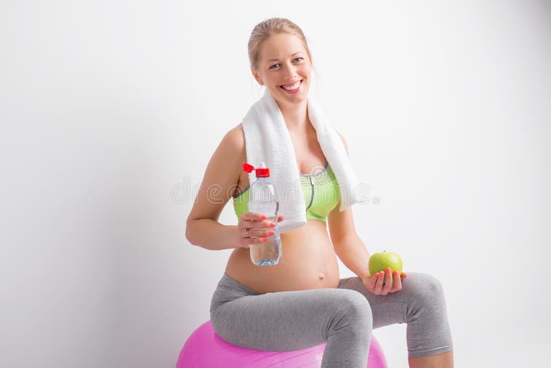 Πόσιμο νερό εγκύων γυναικών μετά από το workout στοκ εικόνες με δικαίωμα ελεύθερης χρήσης Πόσιμο νερό εγκύων γυναικών μετά από το workout στοκ εικόνες με δικαίωμα ελεύθερης χρήσης