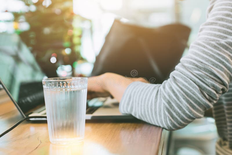 Πόσιμο νερό το γυναικών κατά εργασία κατά τη διάρκεια της ημέρας στοκ εικόνα Πόσιμο νερό το γυναικών κατά εργασία κατά τη διάρκεια της ημέρας στοκ εικόνα