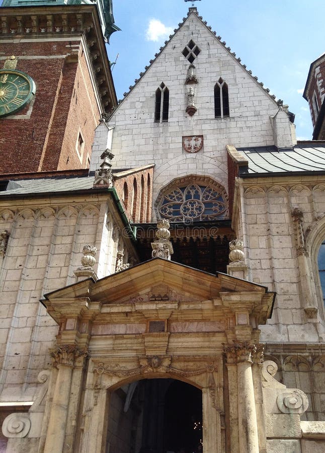 Πύλη κυριών είσοδος στον καθεδρικό ναό Wawel στην Κρακοβία, Πολωνία στοκ εικόνες με δικαίωμα ελεύθερης χρήσης Πύλη κυριών είσοδος στον καθεδρικό ναό Wawel στην Κρακοβία, Πολωνία στοκ εικόνες με δικαίωμα ελεύθερης χρήσης
