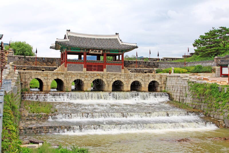 Πύλη νερού φρουρίων περιοχών †«Hwaseong παγκόσμιων κληρονομιών της ΟΥΝΕΣΚΟ της Κορέας στοκ φωτογραφίες με δικαίωμα ελεύθερης χρήσης Πύλη νερού φρουρίων περιοχών †«Hwaseong παγκόσμιων κληρονομιών της ΟΥΝΕΣΚΟ της Κορέας στοκ φωτογραφίες με δικαίωμα ελεύθερης χρήσης