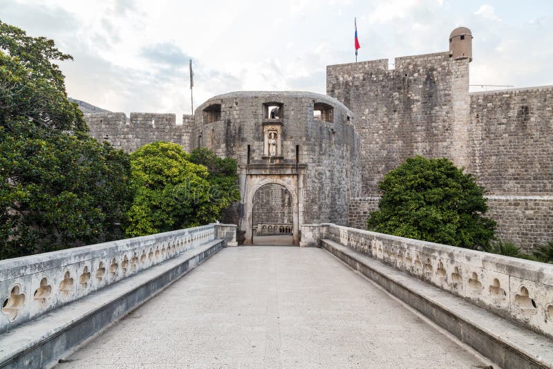 Πύλη σωρών Dubrovnik το πρωί στοκ φωτογραφία Πύλη σωρών Dubrovnik το πρωί στοκ φωτογραφία