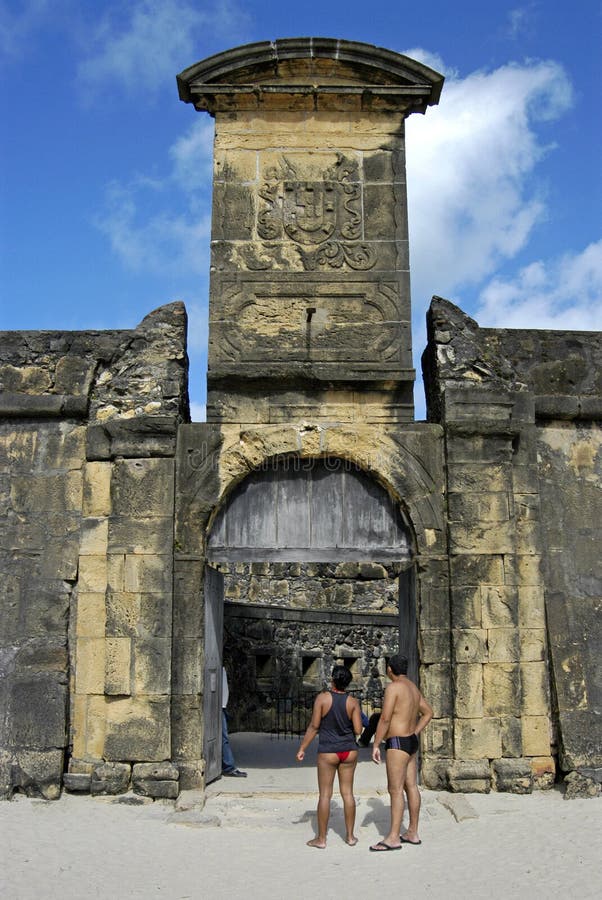 Πύλη φρουρίων του πορτοκαλιού οχυρών με την κάλυψη των όπλων