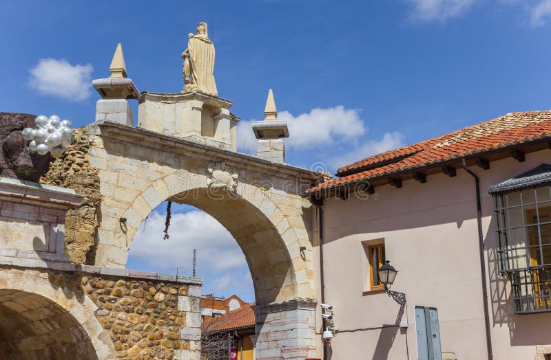 Πύλη Arco de Carcel πόλεων στο Leon στοκ φωτογραφία Πύλη Arco de Carcel πόλεων στο Leon στοκ φωτογραφία