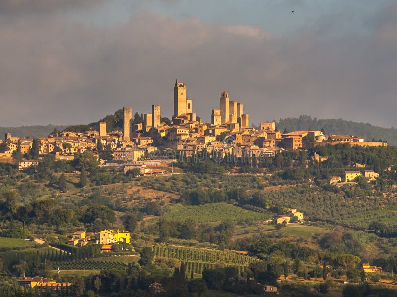 Πύργοι του SAN Gimignano στο τοπίο της Τοσκάνης, Ιταλία στοκ φωτογραφία Πύργοι του SAN Gimignano στο τοπίο της Τοσκάνης, Ιταλία στοκ φωτογραφία