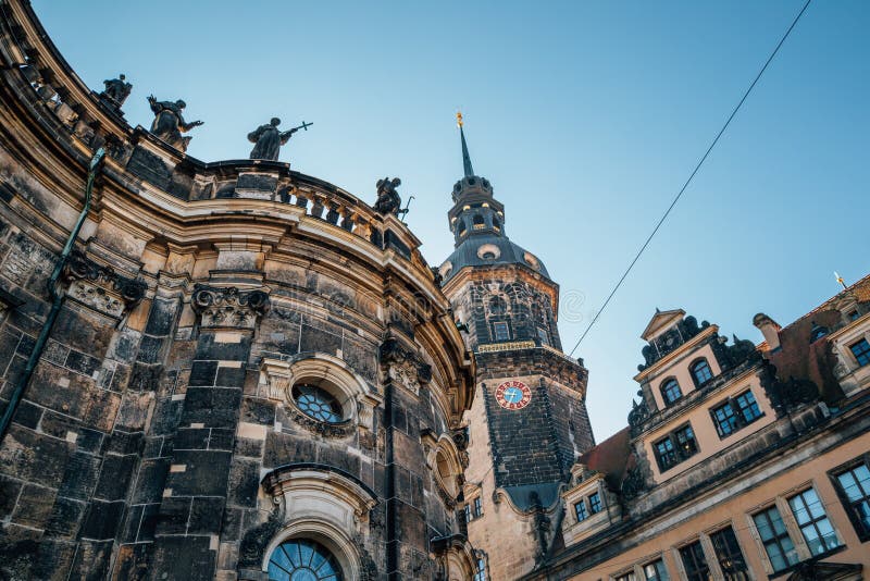 Πύργος Hausmannsturm και εκκλησία Katholische Hofkirche καθεδρικών ναών της Δρέσδης στη Δρέσδη, Γερμανία στοκ φωτογραφία Πύργος Hausmannsturm και εκκλησία Katholische Hofkirche καθεδρικών ναών της Δρέσδης στη Δρέσδη, Γερμανία στοκ φωτογραφία
