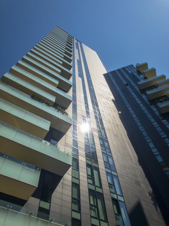 Πύργος Solaria, Μιλάνο, κατοικίες ουρανοξυστών Porta Nuova, Ιταλία, στις 22 Απριλίου 2018 Εμπορικό κέντρο του Μιλάνου στοκ εικόνα Πύργος Solaria, Μιλάνο, κατοικίες ουρανοξυστών Porta Nuova, Ιταλία, στις 22 Απριλίου 2018 Εμπορικό κέντρο του Μιλάνου στοκ εικόνα