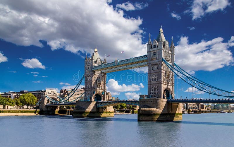 πύργος UK του Λονδίνου γεφυρών Η γέφυρα είναι ένα από τα διασημότερα ορόσημα στη Μεγάλη Βρετανία, Αγγλία στοκ εικόνες