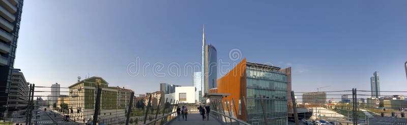 Πύργος Unicredit, περίπτερο Unicredit και οικοδόμηση Coima που βλέπουν από τη για τους πεζούς γέφυρα Μιλάνο Ιταλία στοκ φωτογραφία με δικαίωμα ελεύθερης χρήσης Πύργος Unicredit, περίπτερο Unicredit και οικοδόμηση Coima που βλέπουν από τη για τους πεζούς γέφυρα Μιλάνο Ιταλία στοκ φωτογραφία με δικαίωμα ελεύθερης χρήσης