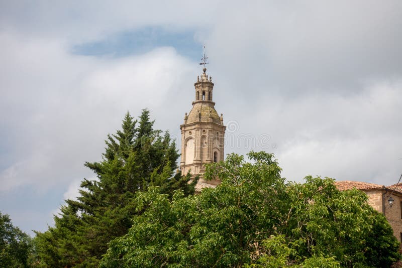 Πύργος εκκλησιών και κουδουνιών Villamayor στο δρόμο στο Σαντιάγο στοκ εικόνες με δικαίωμα ελεύθερης χρήσης Πύργος εκκλησιών και κουδουνιών Villamayor στο δρόμο στο Σαντιάγο στοκ εικόνες με δικαίωμα ελεύθερης χρήσης