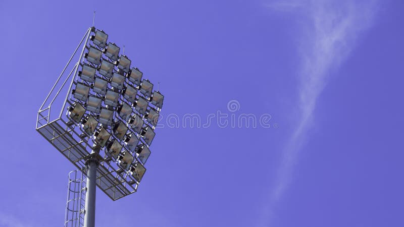 Πύργος επικέντρων με έναν πόλο μετάλλων για τον αθλητικό χώρο Εγκατεστημένος γύρω από το γήπεδο ποδοσφαίρου r στοκ εικόνες Πύργος επικέντρων με έναν πόλο μετάλλων για τον αθλητικό χώρο Εγκατεστημένος γύρω από το γήπεδο ποδοσφαίρου r στοκ εικόνες