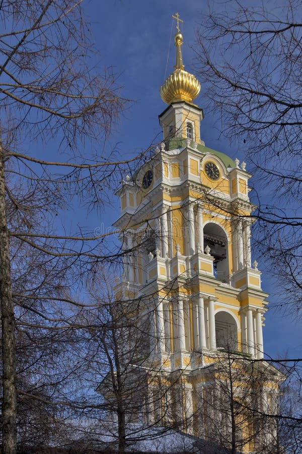 Πύργος κουδουνιών της εκκλησίας του ST Sergius Radonezh του μοναστηριού Novospassky στοκ φωτογραφία Πύργος κουδουνιών της εκκλησίας του ST Sergius Radonezh του μοναστηριού Novospassky στοκ φωτογραφία