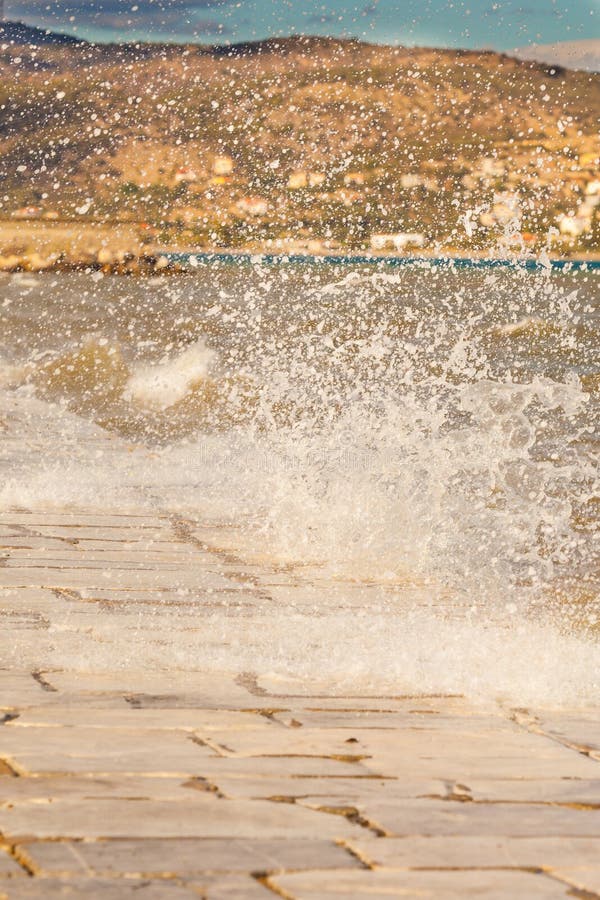 Ράντισμα νερού στην αποβάθρα λιμενοβραχιόνων στοκ φωτογραφία Ράντισμα νερού στην αποβάθρα λιμενοβραχιόνων στοκ φωτογραφία