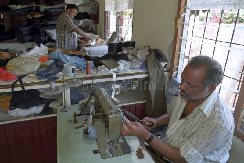Ράφτης Hindustani που εργάζεται Dressmaking, Σουρινάμ στοκ εικόνα με δικαίωμα ελεύθερης χρήσης Ράφτης Hindustani που εργάζεται Dressmaking, Σουρινάμ στοκ εικόνα με δικαίωμα ελεύθερης χρήσης