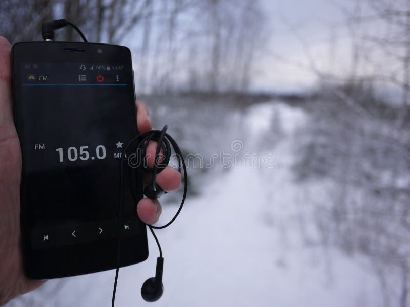 Ραδιόφωνο στο smartphone Ραδιοσταθμός που Ï„ÏÎχει στο smartphone app ΜποÏείτε να ÎµÏ στοκ εικόνες με δικαίωμα ελεύθερης χρήσης Ραδιόφωνο στο smartphone Ραδιοσταθμός που Ï„ÏÎχει στο smartphone app ΜποÏείτε να ÎµÏ στοκ εικόνες με δικαίωμα ελεύθερης χρήσης