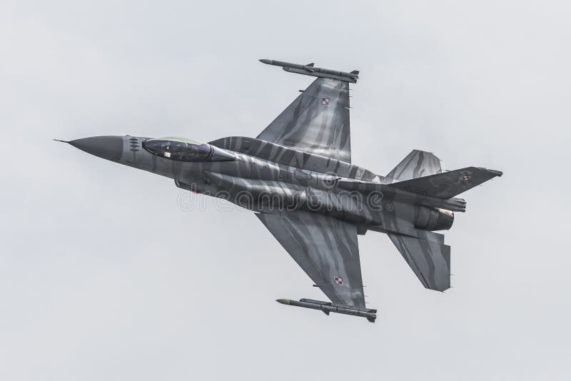 ΡΑΝΤΟΜ, ΠΟΛΩΝΙΑ - 26 ΑΥΓΟΎΣΤΟΥ: Το πολωνικό F-16 κάνει την επίδειξή του κατά τη διάρκεια του αέρα στοκ εικόνες με δικαίωμα ελεύθερης χρήσης ΡΑΝΤΟΜ, ΠΟΛΩΝΙΑ - 26 ΑΥΓΟΎΣΤΟΥ: Το πολωνικό F-16 κάνει την επίδειξή του κατά τη διάρκεια του αέρα στοκ εικόνες με δικαίωμα ελεύθερης χρήσης