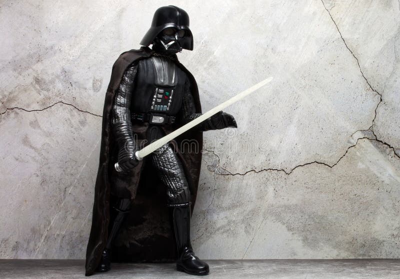 ρεπλίκα κουστουμιών darth vader με ανοιχτό σπαθάκι. ο darth vader είναι ένας χαρακτήρας του star wars saga στοκ εικόνα με δικαίωμα ελεύθερης χρήσης