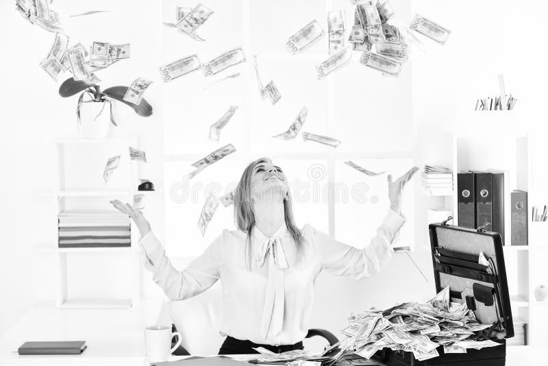 ροή χρημάτων. δωροδοκία και νομιμοποίηση εσόδων από παράνομες δραστηριότητες. δολάριο μετρητά. πλούτος. βρώμικο χρήμα. γυναίκα στοκ φωτογραφία με δικαίωμα ελεύθερης χρήσης