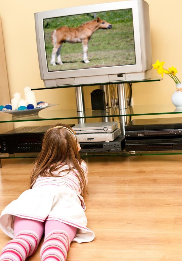 ρολόγια TV κοριτσιών στοκ φωτογραφία ρολόγια TV κοριτσιών στοκ φωτογραφία