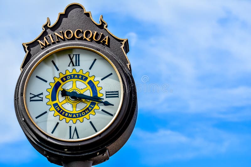 Ρολόι Minocqua Wisconsin με Μπλε Συννεφιά Ουρανός στοκ εικόνες