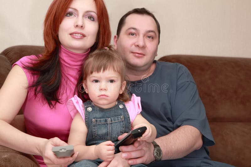 ρολόι TV συνεδρίασης μητέρω στοκ εικόνα με δικαίωμα ελεύθερης χρήσης ρολόι TV συνεδρίασης μητέρω στοκ εικόνα με δικαίωμα ελεύθερης χρήσης