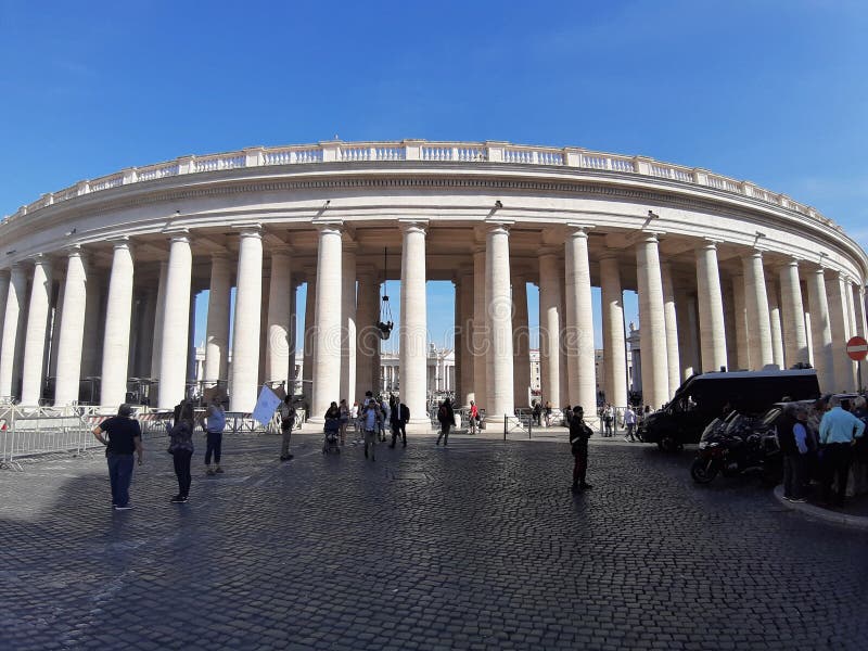 Ρομά - Colonnato di San Pietro da Piazza del Sant`Uffizio στοκ φωτογραφία Ρομά - Colonnato di San Pietro da Piazza del Sant`Uffizio στοκ φωτογραφία