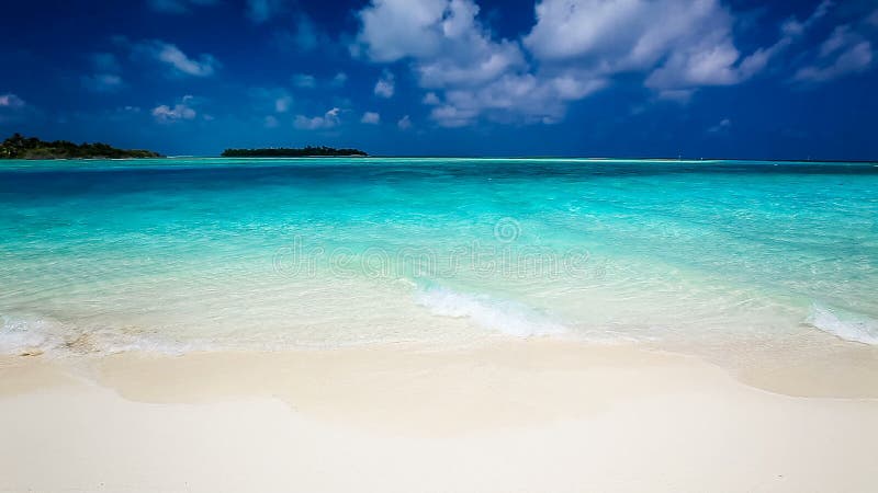 Ρομαντική αμμώδης παραλία με την καταπληκτική καθαρή λιμνοθάλασσα στις Μαλδίβες