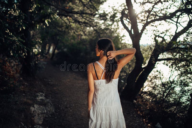 Ρομαντική γυναίκα που απολαμβάνει τον περίπατο στη φύση σε ένα ηλιόλουστο πρωί Προσεκτικό ξένοιαστο θηλυκό στη φυσική πίεση συναι στοκ φωτογραφίες με δικαίωμα ελεύθερης χρήσης Ρομαντική γυναίκα που απολαμβάνει τον περίπατο στη φύση σε ένα ηλιόλουστο πρωί Προσεκτικό ξένοιαστο θηλυκό στη φυσική πίεση συναι στοκ φωτογραφίες με δικαίωμα ελεύθερης χρήσης