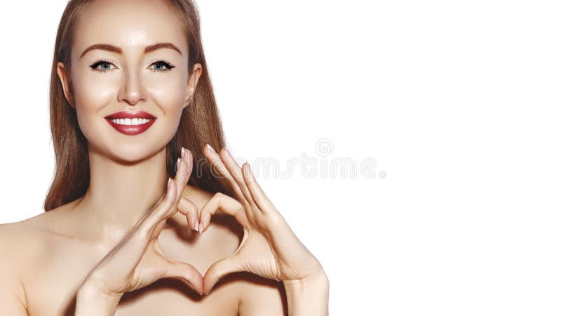 Ρομαντική νεαρή γυναίκα που φτιάχνει καρδιά με τα δάχτυλά της Σύμβολο ημέρας αγάπης και βαλεντίνων Κορίτσι της μόδας με χαρούμενο
