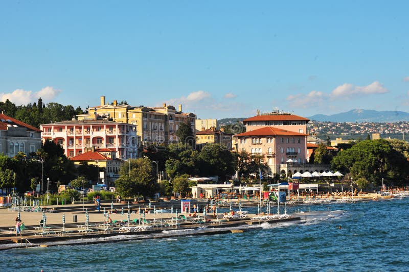 ρομαντική παλιά πόλη ροβίνι με μαγική παραλία μπάτα ίστρια χερσόνησος πίεσνα ουβάλα αδριατική ωκεανός ευρώπη στοκ εικόνα