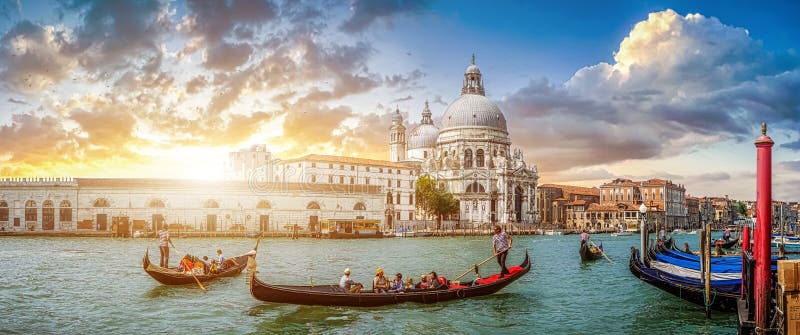 Ρομαντική σκηνή γονδολών της Βενετίας στο κανάλι Grande στο ηλιοβασίλεμα, Ιταλία