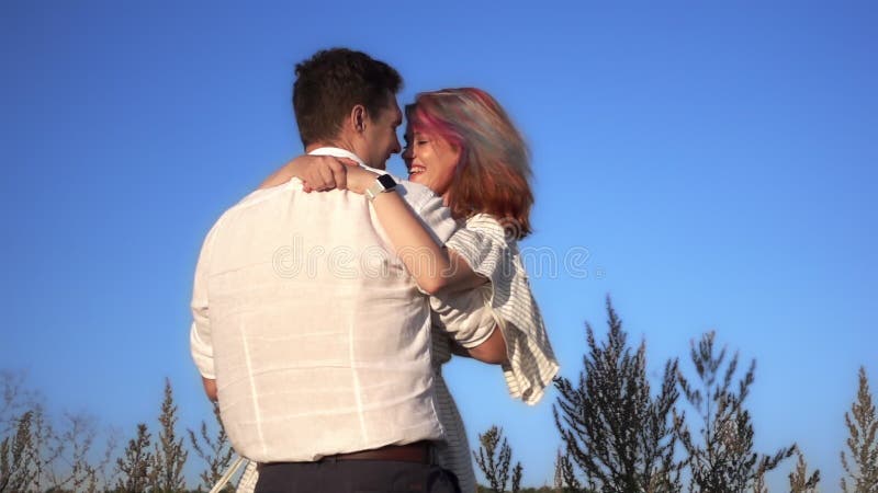 Ρομαντικό ζευγάρι, νεαρή κοπέλα πηδάει στα χέρια του αγαπημένου της άντρα φιλμ μικρού μήκους