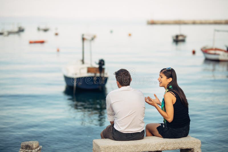 Ρομαντικό ζεύγος που έχει τα προβλήματα σχέσης Γυναίκα που φωνάζει και που ικετεύει έναν άνδρα Ζωή ψαράδων, επικίνδυνο επάγγελμα στοκ εικόνες Ρομαντικό ζεύγος που έχει τα προβλήματα σχέσης Γυναίκα που φωνάζει και που ικετεύει έναν άνδρα Ζωή ψαράδων, επικίνδυνο επάγγελμα στοκ εικόνες