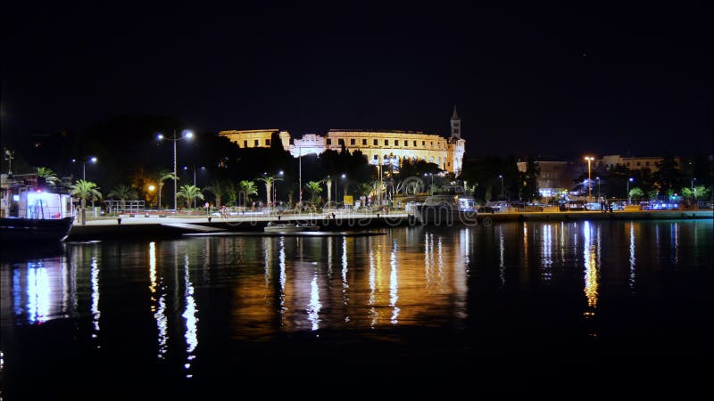 ρωμαϊκή αμφιθεατρική αρένα στην πούλα κροατία κατά τη νύχτα χρονολόγιο με αντανακλάσεις