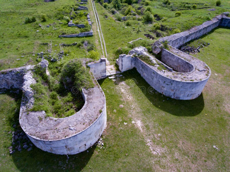 Ρωμαϊκή οχύρωση τοίχων ofrtress Adamclisi παλαιά στο ROM Dobrogea στοκ φωτογραφία με δικαίωμα ελεύθερης χρήσης