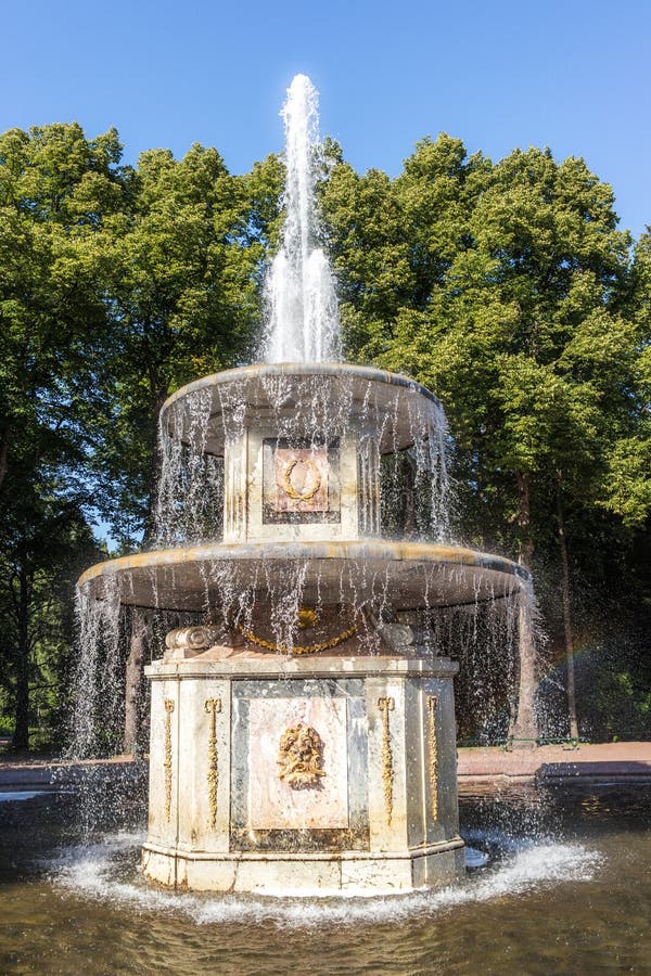 Ρωμαϊκή πηγή σε Peterhof. Ρωμαϊκή πηγή στη ανατολική πλευρά του χαμηλότερου πάρκου στην κονσέρβα κρατικών μουσείων Peterhof
