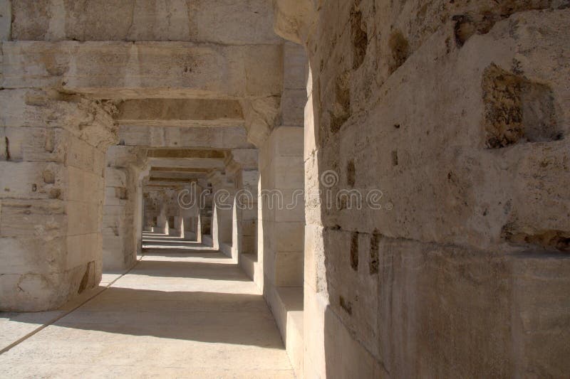Ρωμαϊκό αμφιθέατρο στοκ φωτογραφία με δικαίωμα ελεύθερης χρήσης Ρωμαϊκό αμφιθέατρο στοκ φωτογραφία με δικαίωμα ελεύθερης χρήσης