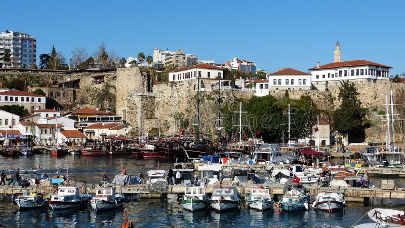 Ρωμαϊκό λιμάνι και παλαιοί πόλης τοίχοι στο ιστορικό τέταρτο Kaleici Antalya, Τουρκία στοκ φωτογραφία με δικαίωμα ελεύθερης χρήσης Ρωμαϊκό λιμάνι και παλαιοί πόλης τοίχοι στο ιστορικό τέταρτο Kaleici Antalya, Τουρκία στοκ φωτογραφία με δικαίωμα ελεύθερης χρήσης