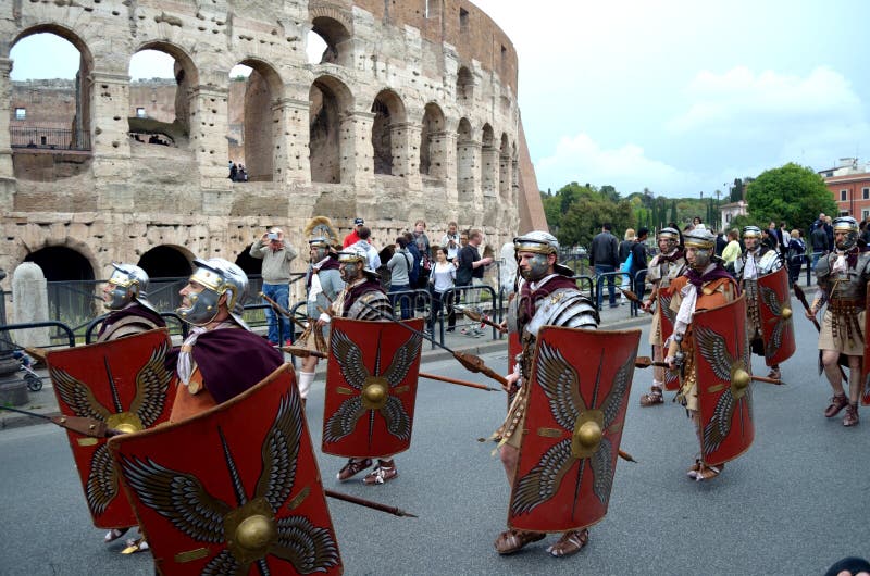 Ρωμαϊκός στρατός κοντά στο colosseum στην αρχαία ιστορική παρέλαση Ρωμαίων στοκ εικόνες Ρωμαϊκός στρατός κοντά στο colosseum στην αρχαία ιστορική παρέλαση Ρωμαίων στοκ εικόνες