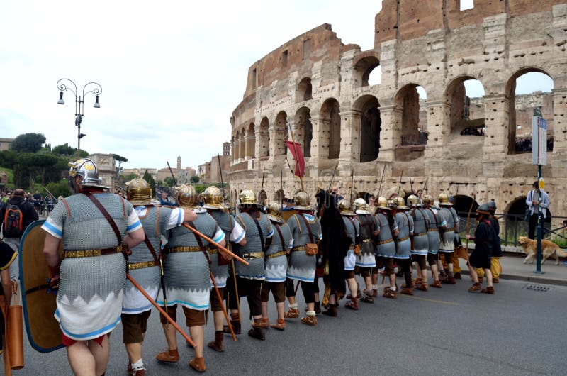 Ρωμαϊκός στρατός κοντά στο colosseum στην αρχαία ιστορική παρέλαση Ρωμαίων στοκ εικόνα με δικαίωμα ελεύθερης χρήσης Ρωμαϊκός στρατός κοντά στο colosseum στην αρχαία ιστορική παρέλαση Ρωμαίων στοκ εικόνα με δικαίωμα ελεύθερης χρήσης