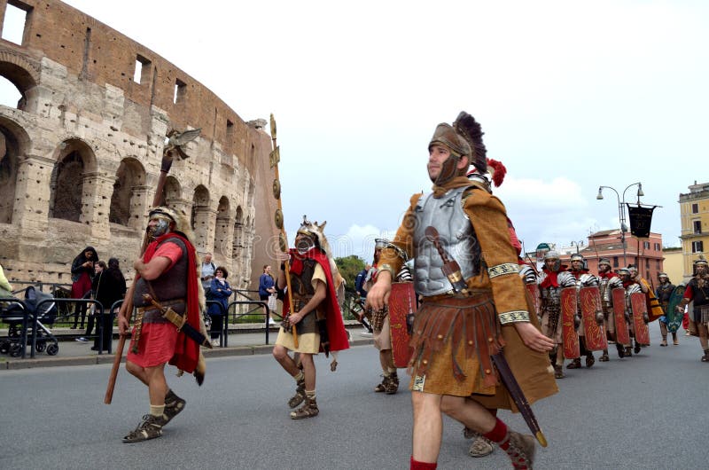 Ρωμαϊκός στρατός κοντά στο colosseum στην αρχαία ιστορική παρέλαση Ρωμαίων στοκ φωτογραφία Ρωμαϊκός στρατός κοντά στο colosseum στην αρχαία ιστορική παρέλαση Ρωμαίων στοκ φωτογραφία