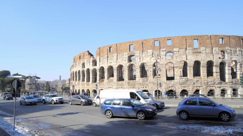 ΡΩΜΗ - 20 ΦΕΒΡΟΥΑΡΊΟΥ: Coliseum, σημάδια κυκλοφορίας, αυτοκίνητα και άνθρωποι, τηγάνι