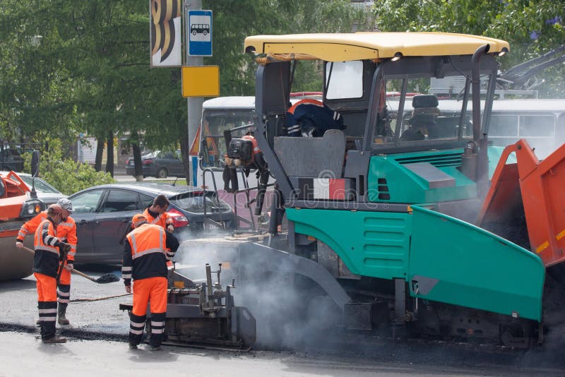 Ρωσία, Izhevsk - 30 Μαΐου 2018: Οδικό κτήριο Επισκευή και αντικατάσταση του παλαιού πεζοδρομίου ασφάλτου Ενδιάμεση στάση ασφάλτου στοκ εικόνα με δικαίωμα ελεύθερης χρήσης Ρωσία, Izhevsk - 30 Μαΐου 2018: Οδικό κτήριο Επισκευή και αντικατάσταση του παλαιού πεζοδρομίου ασφάλτου Ενδιάμεση στάση ασφάλτου στοκ εικόνα με δικαίωμα ελεύθερης χρήσης